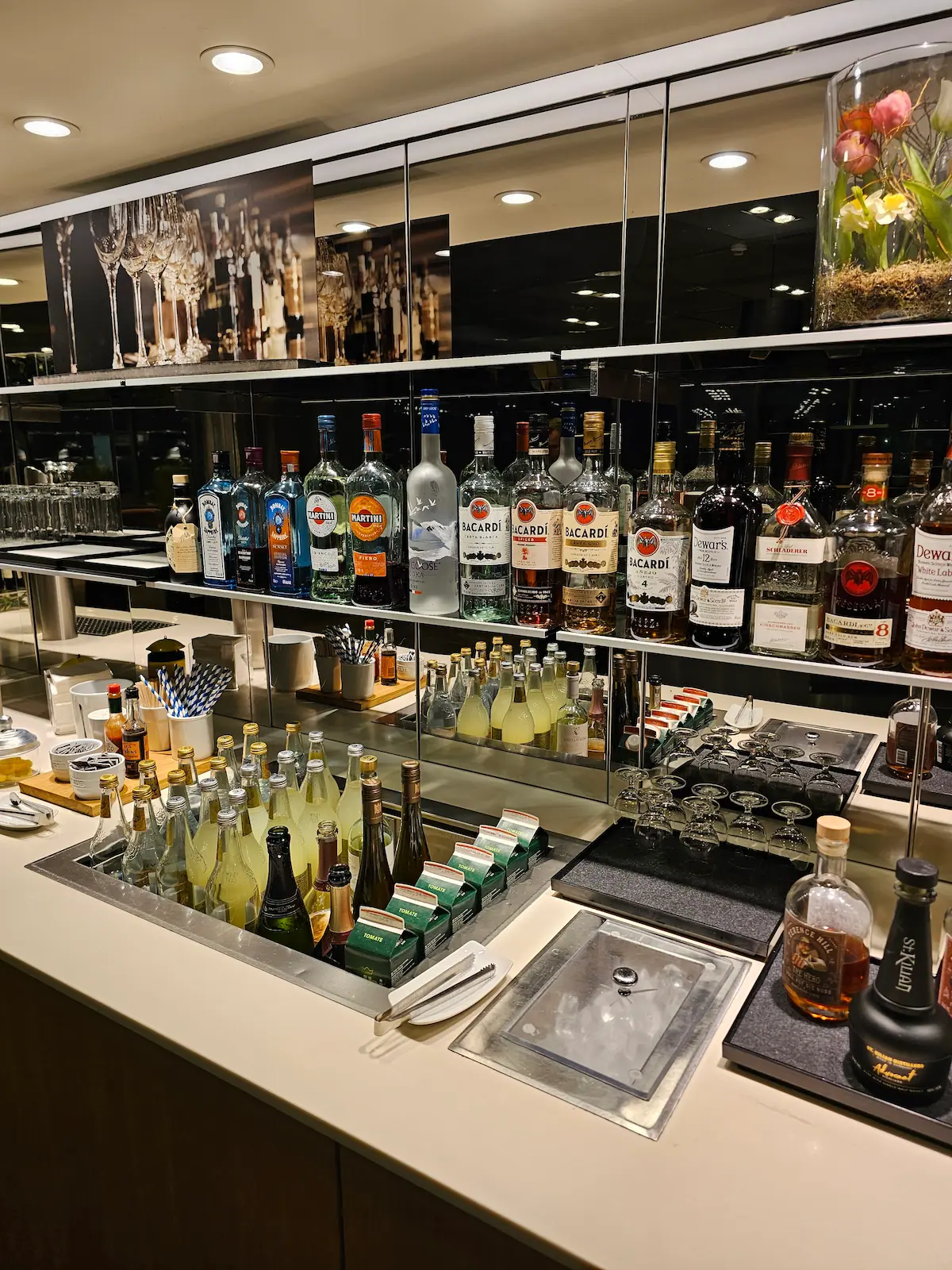 Lufthansa Lounge Frankfurt Flughafen Bar