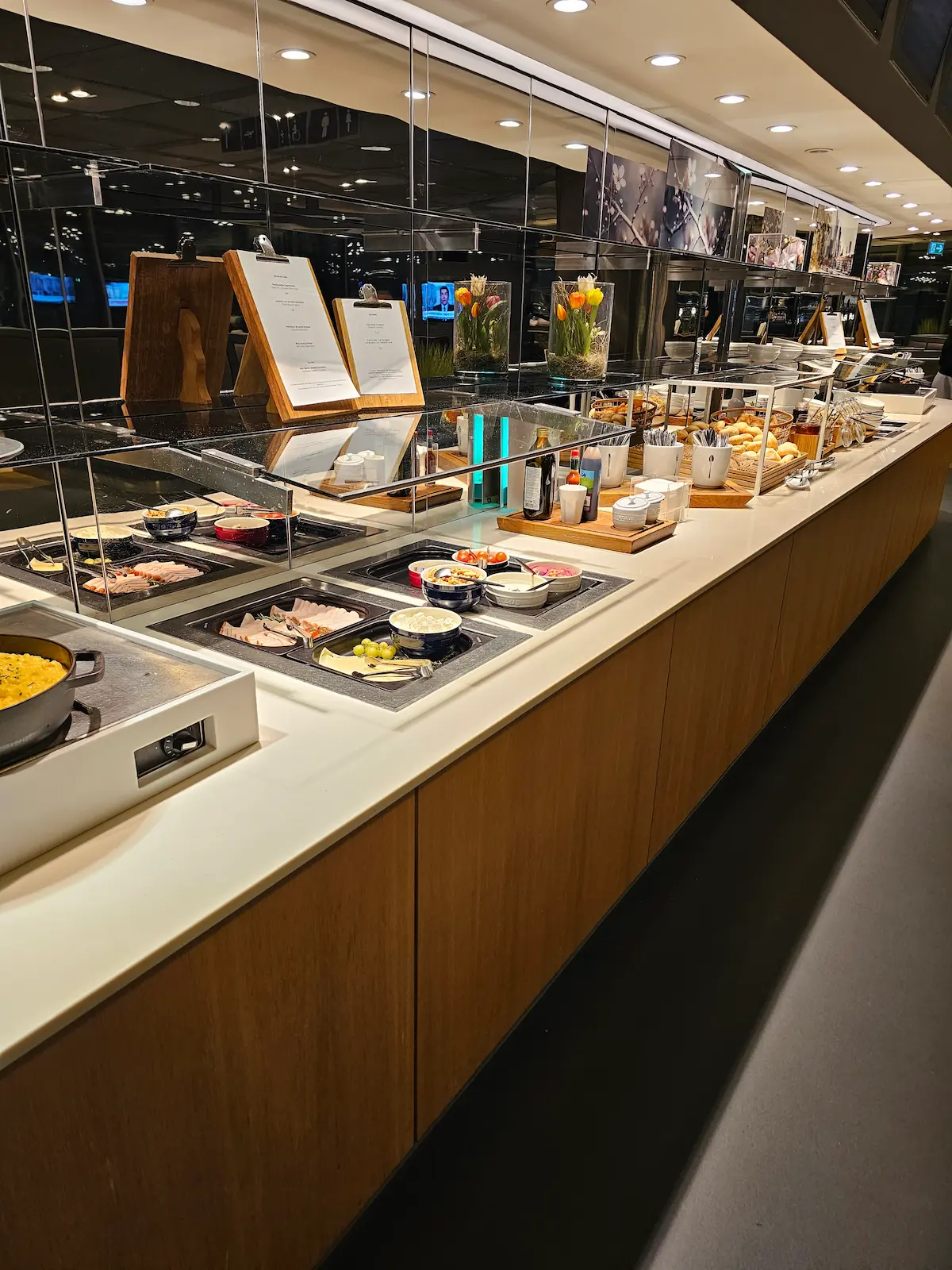 Lufthansa Lounge Frankfurt Flughafen Buffet