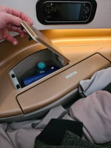 Singapore Airlines Business Class Sitz ablage mit getränk
