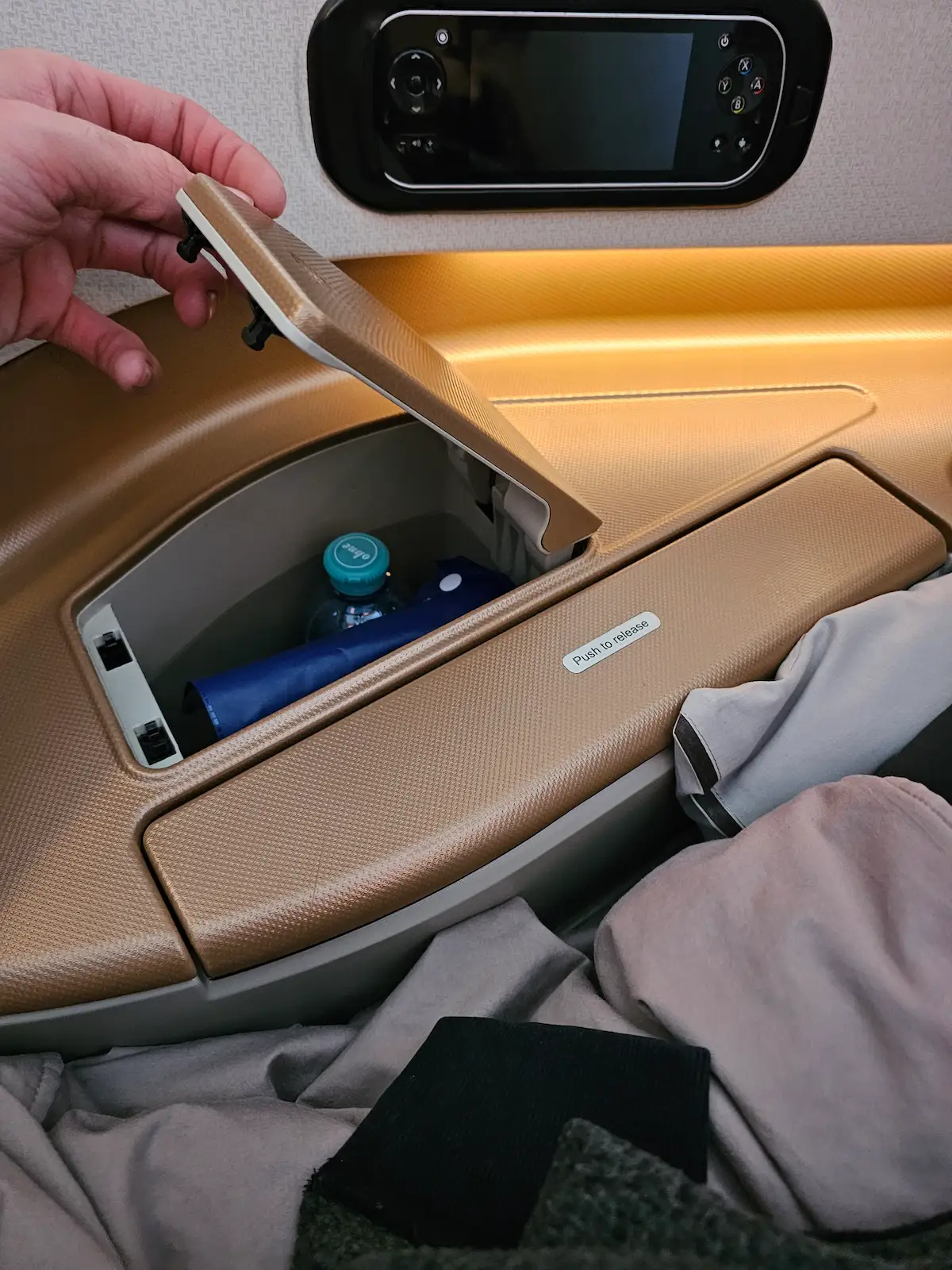 Singapore Airlines Business Class Sitz ablage mit getränk