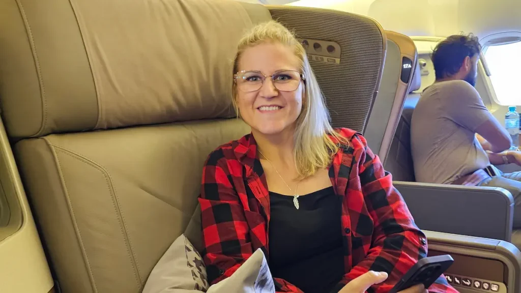 Singapore Airlines Business Class Sitz in B777 mit Passagierin